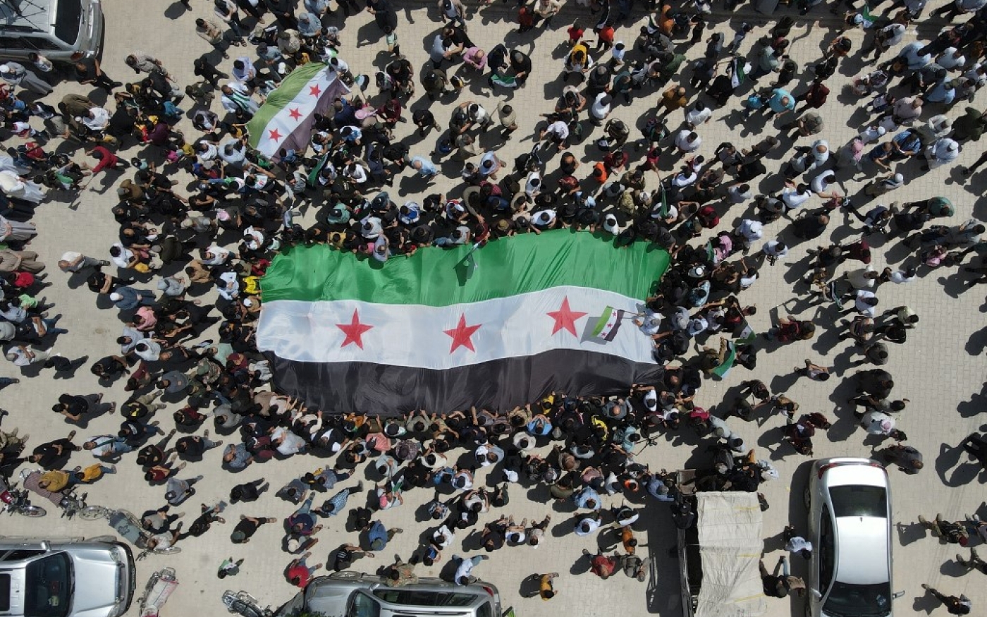 Des Syriens manifestent dans la ville d’Afrin, dans la province d’Alep, pour dénoncer l’initiative de la Ligue arabe d’inviter le président syrien à assister à leur sommet (AFP/Rami al-Sayed)
