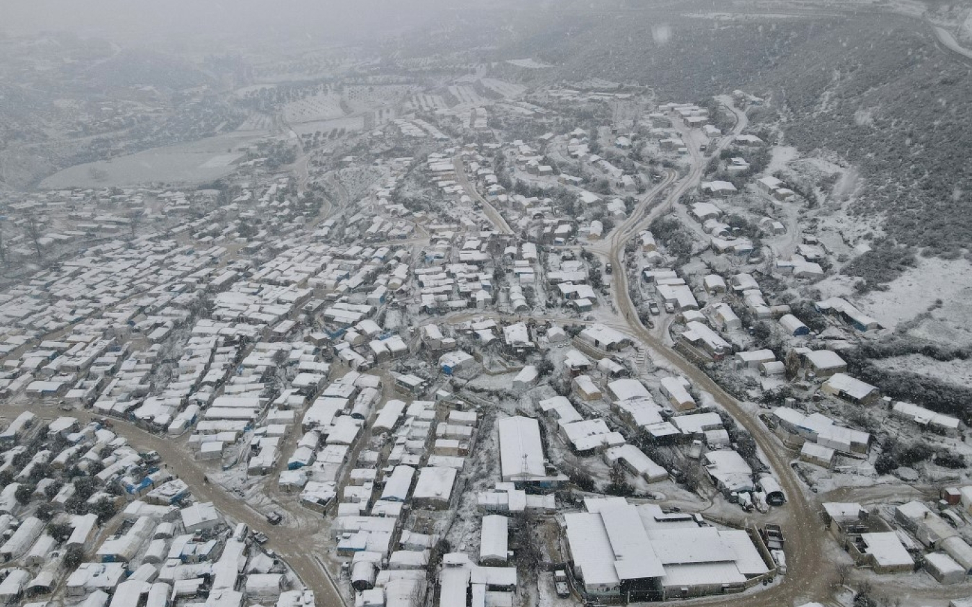 « Une tempête de neige est prévue pour les semaines à venir, et avec des personnes déjà déplacées et assises dans des tentes, la situation va empirer » - Ahmed Mahmoud, directeur national de l’ONG Islamic Relief pour la Syrie. En photo : un camp de déplacés au nord-ouest d’Idleb (AFP/Aaref Watad)