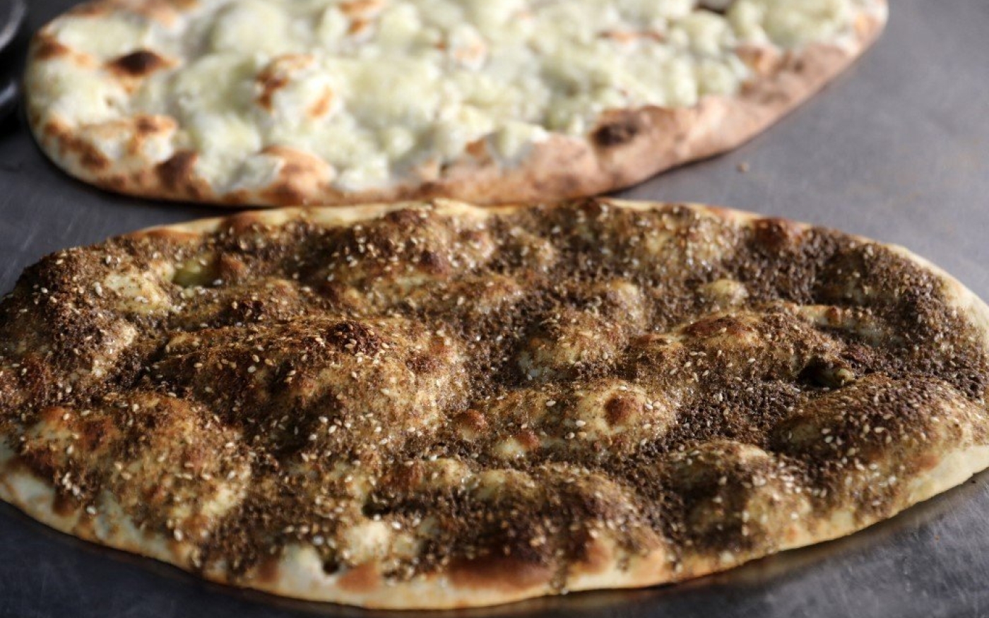 Les Palestiniens mélangent du thym et d’autres herbes et épices qu’ils dégustent sur du pain, ainsi qu’avec de l’huile d’olive et dans plein d’autres plats (AFP)