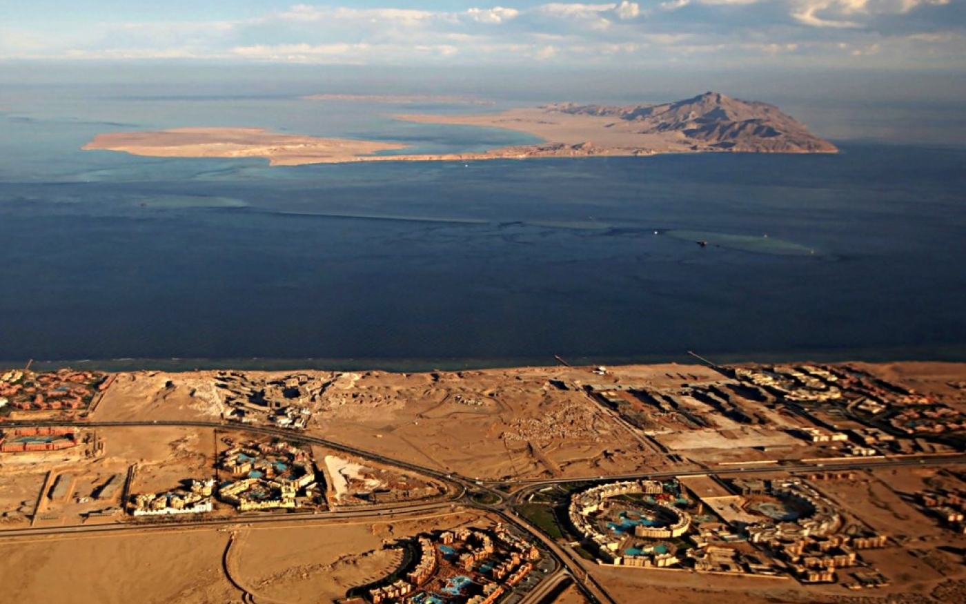 Tiran et Sanafir se situent dans le détroit de Tiran, entre la péninsule égyptienne du Sinaï et l’Arabie saoudite (AFP)