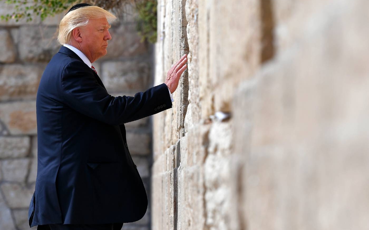 Donald Trump visite le mur des Lamentations à Jérusalem, en mai 2017 (AFP)