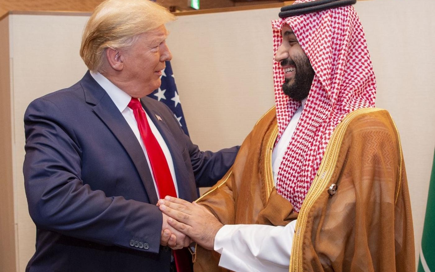 Poignée de main entre le président américain Donald Trump et MBS à l’occasion du sommet du G20 de 2019 organisé à Osaka, Japon (Bandar al-Jaloud/palais royal d’Arabie saoudite/AFP)