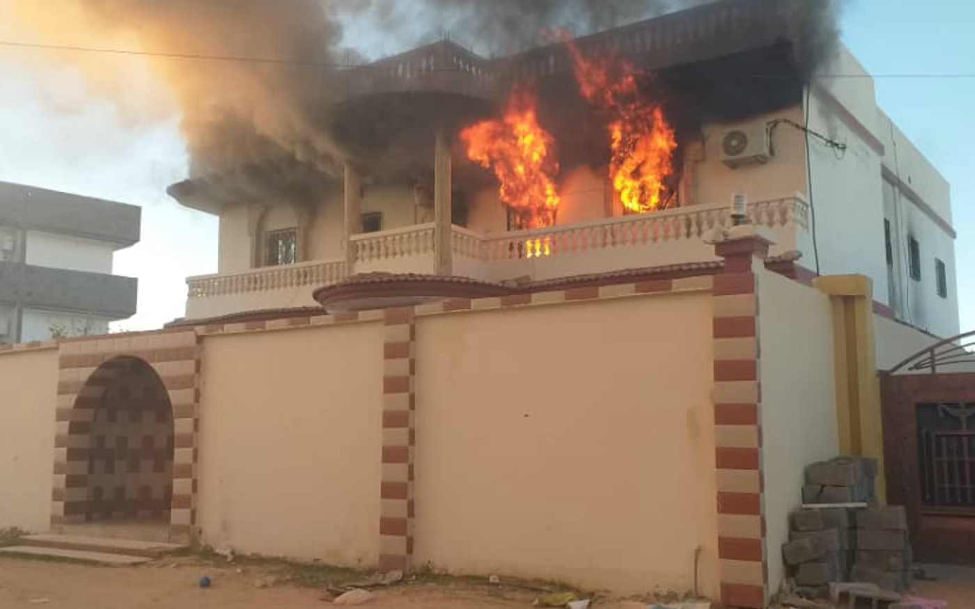 La maison de Youssif Adem Lino, frère d’un député toubou au Parlement de l’est de la Libye, après avoir été incendiée à Mourzouq (réseaux sociaux)