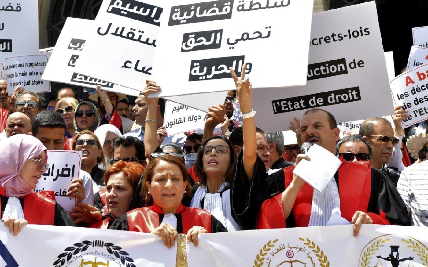 Rassemblement de magistrats pour manifester contre le président tunisien Kais Saied, devant le palais de justice de la capitale tunisienne, le 23 juin 2022 (AFP)