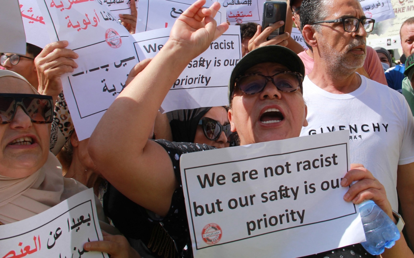 Manifestation contre la présence de migrants subsahariens, le 25 juin 2023 à Sfax (AFP)