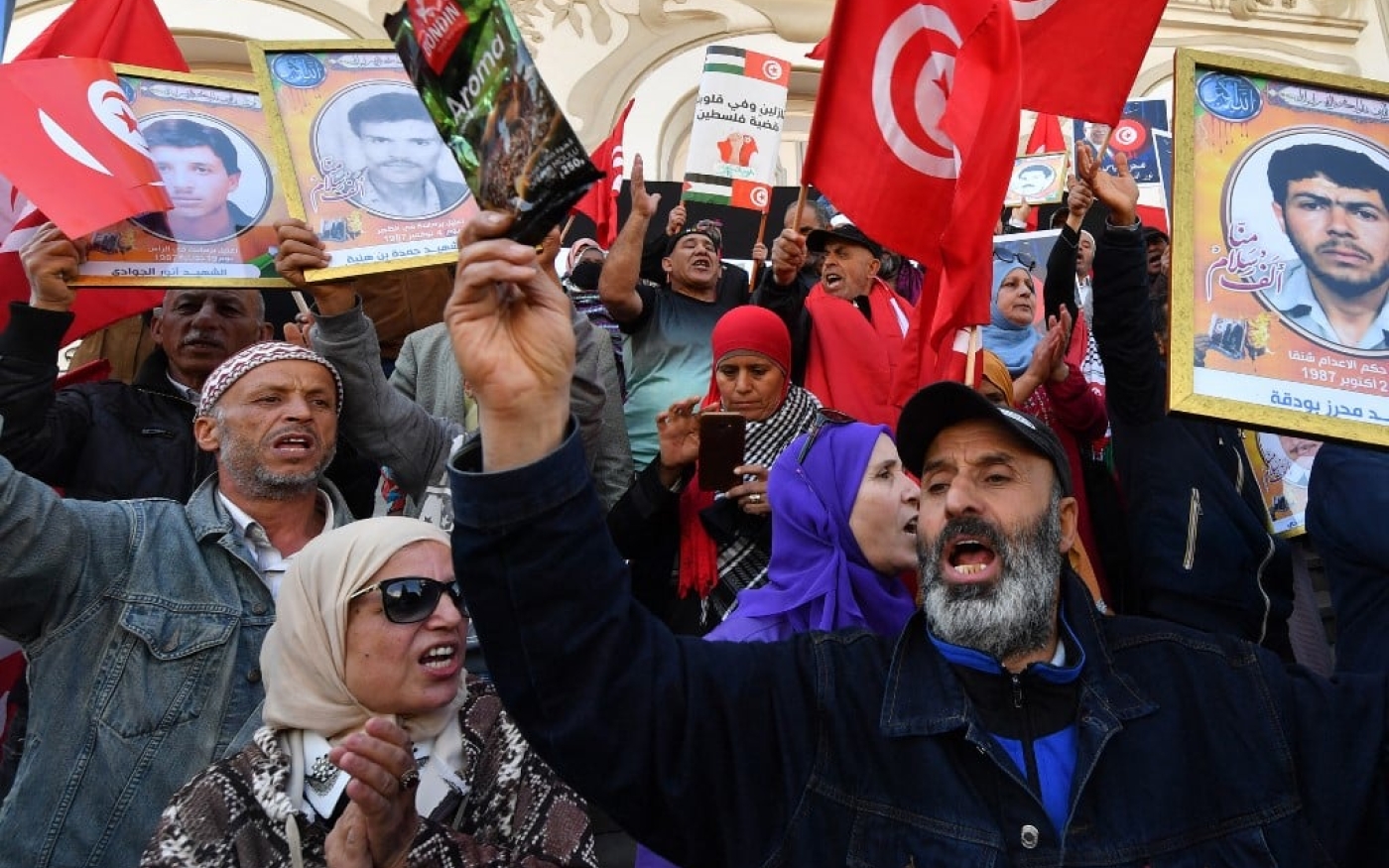 Des manifestants tunisiens assistent à un rassemblement contre le président Kais Saied, organisé par la coalition du Front de salut national (FSN, opposition) à Tunis, le 9 avril 2023 (AFP)
