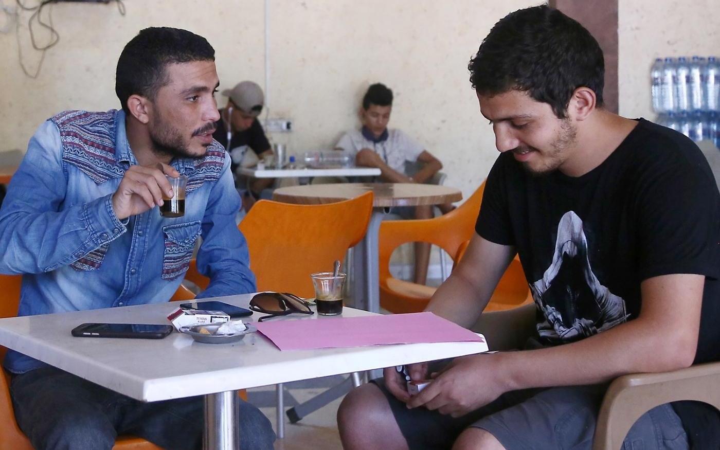 De jeunes Tunisiens bavardent dans un café de Sidi Bouazid – mais les ordinateurs et les appareils ne comprennent pas toujours les dialectes (AFP)