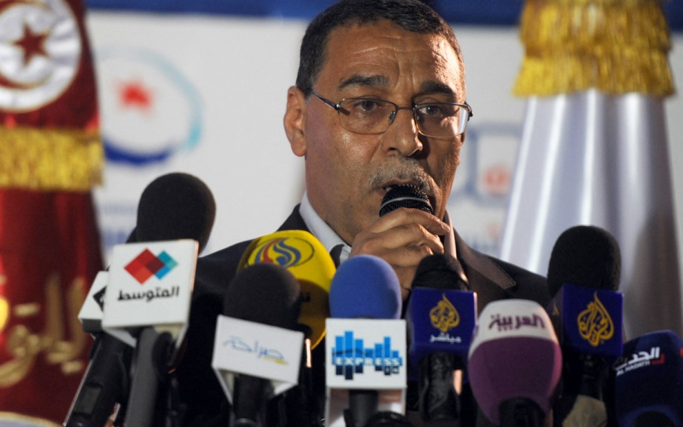 Sept agents de la police ont fouillé la maison de l’ex-dirigeant du mouvement Ennahdha, Abdelhamid Jelassi et ont confisqué son téléphone portable avant de l’arrêter, selon le parti (AFP/Fethi Belaid)