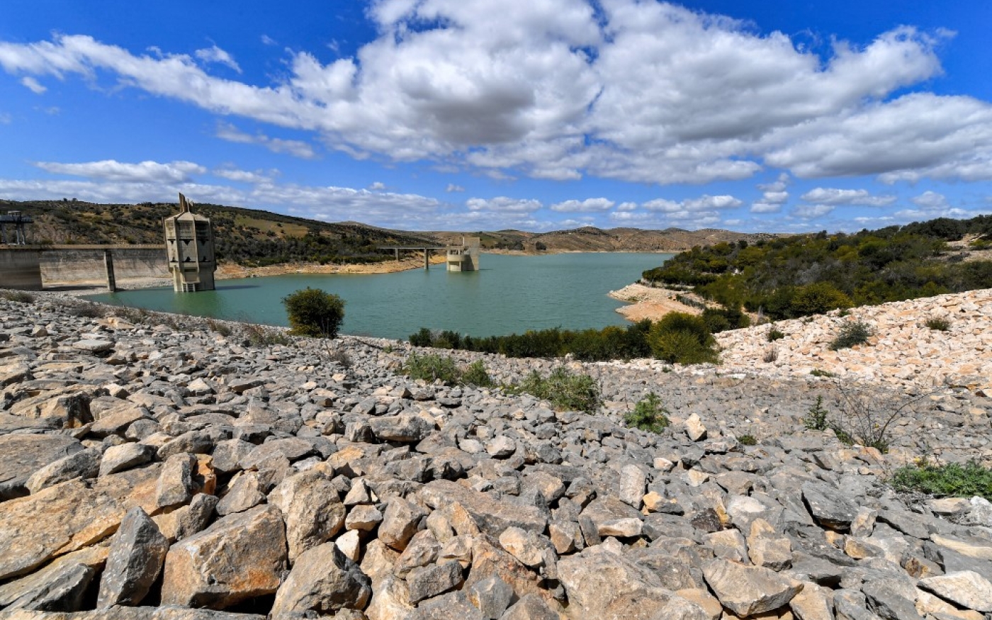Cette photo prise le 6 avril 2023 montre une vue du retrait des eaux du réservoir derrière le barrage de Sidi Salem, le plus grand barrage en remblai de Tunisie, au nord-ouest de Testour, dans le nord du pays, jusqu’à 22 % de sa capacité en raison d’une sécheresse (AFP/Fethi Belaïd)