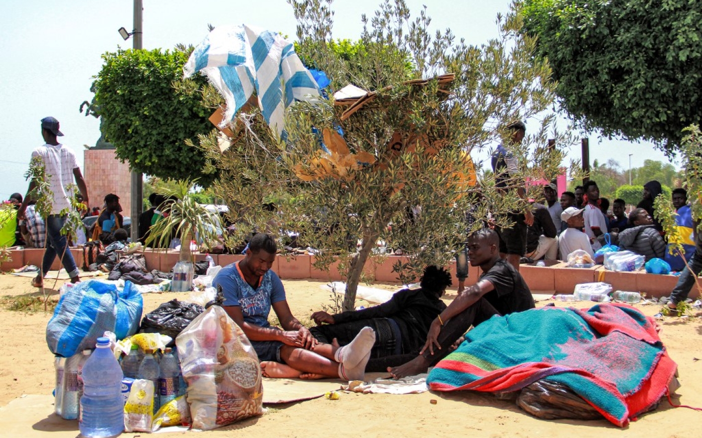 Les migrants subsahariens ont été transférés hors de Sfax où des heurts ont éclatés avec les habitants (AFP/Houssem Zouari)
