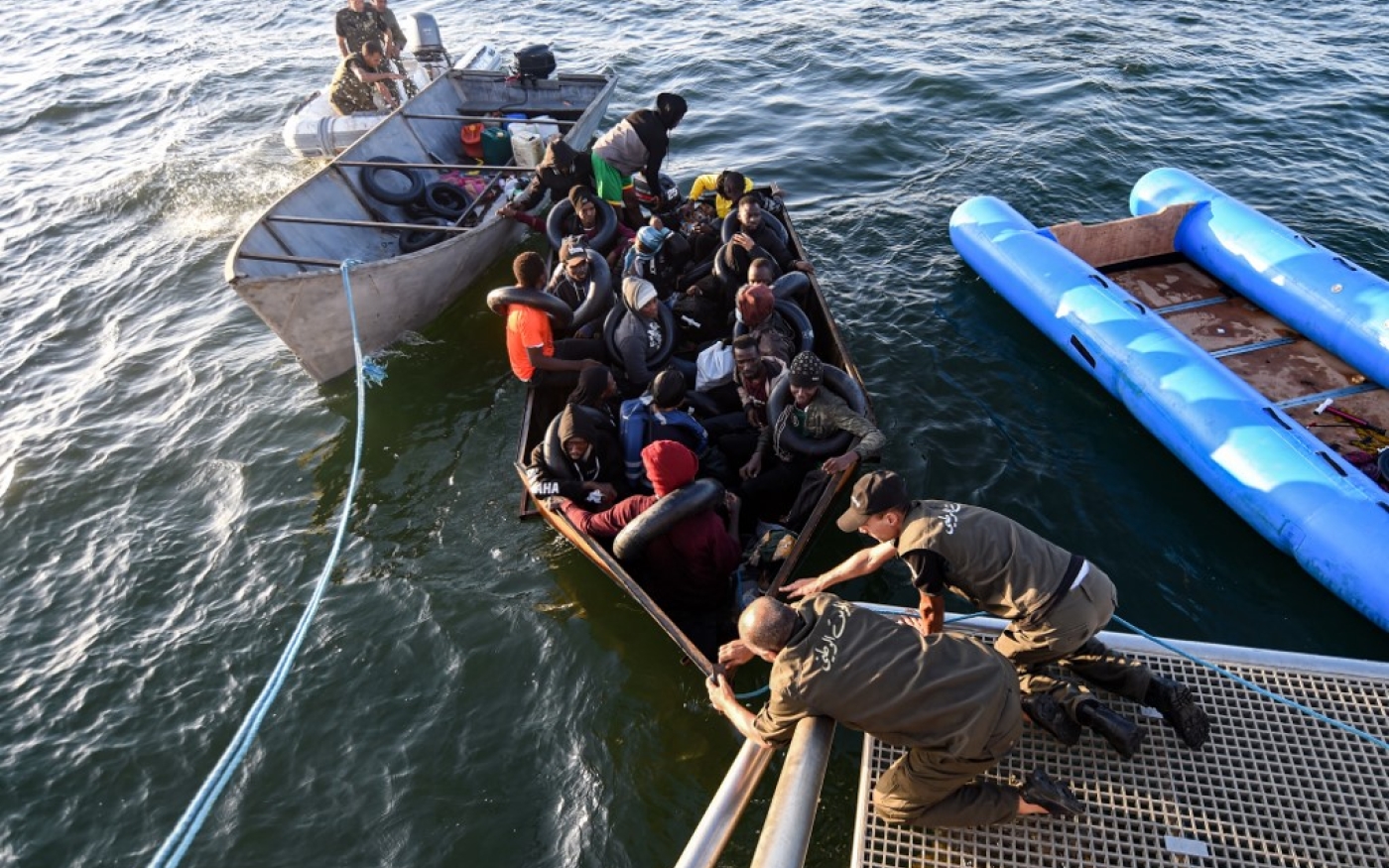 Des migrants d’Afrique subsaharienne sont secourus par la Garde nationale tunisienne en mer Méditerranée au large de la ville de Sfax, dans le centre de la Tunisie, le 4 octobre 2022 (AFP/Fethi Belaid)