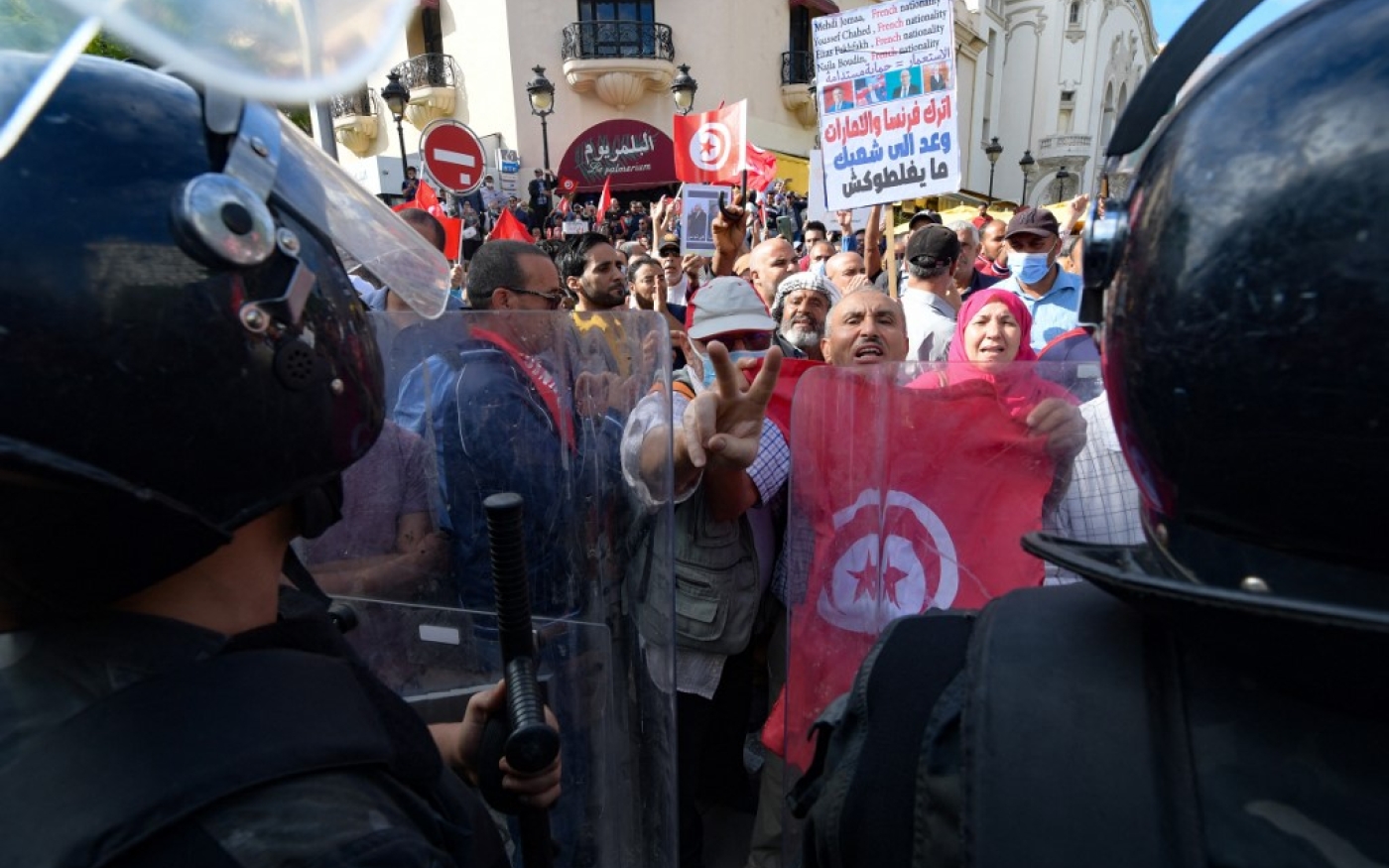 Des manifestants face à la police lors d’un rassemblement contre Kais Saied, le 10 octobre 2021 à Tunis (AFP/Fethi Belaid)