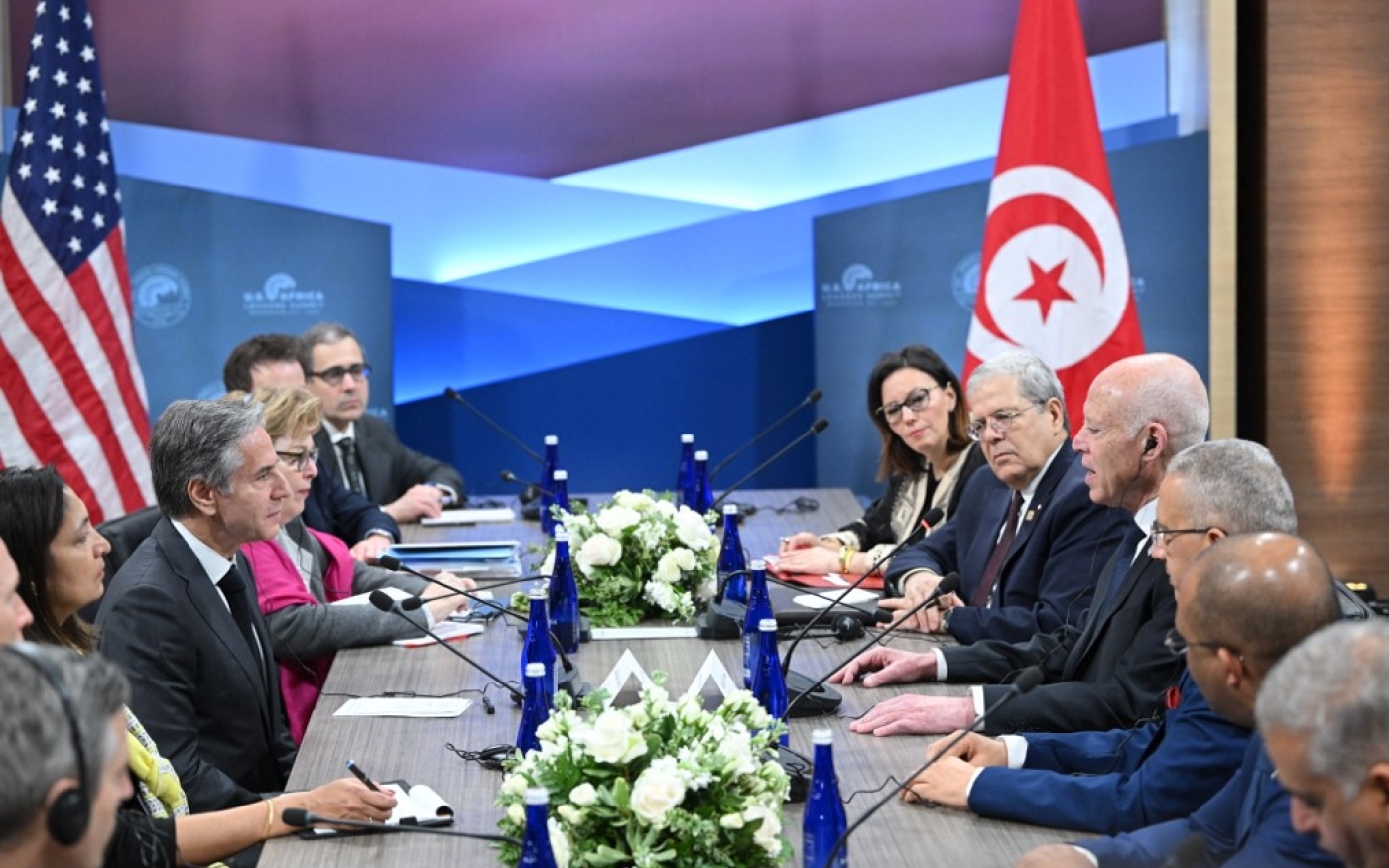 Le secrétaire d’État américain Antony Blinken (à gauche) rencontre le président tunisien Kais Saied (à droite) lors du Sommet des dirigeants États-Unis-Afrique, le 14 décembre 2022 à Washington, DC (AFP/Kevin Dietsche)
