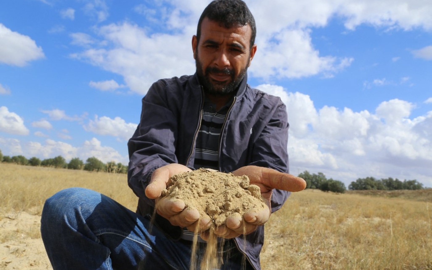 La Tunisie est tombée largement sous le seuil de la pénurie d’eau, estimé à 1 700 m3 par habitant. Sur cette photo, un fermier de la région de Kairouan, le 20 octobre 2021 (AFP/Anis Mili)
