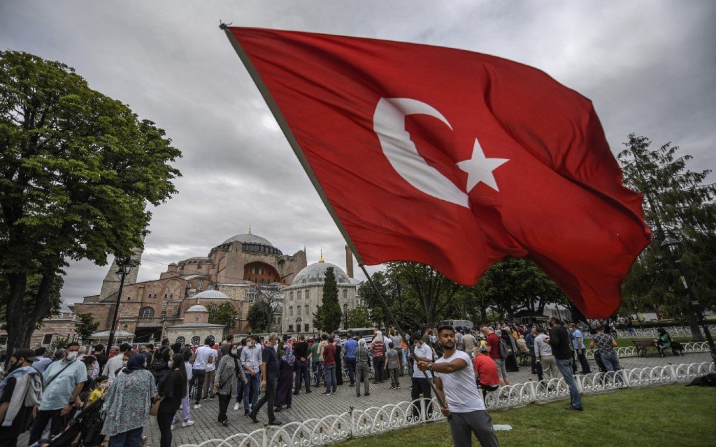 Un homme brandit le drapeau turc à Istanbul (AFP)