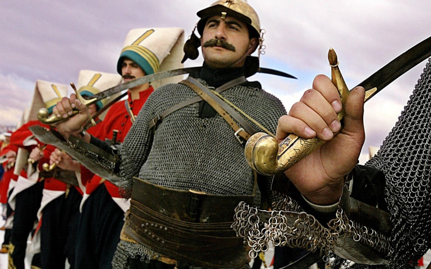 Un groupe militaire symbolique de l’ancien Empire ottoman appelé « Mehter » défile à Ankara le 29 octobre 2003, à l’occasion du 80e anniversaire de la naissance de la Turquie en tant que république (AFP/Tarik Tinazay)