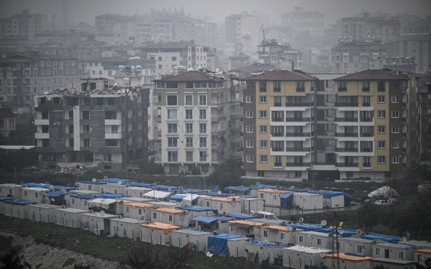 Cette photo prise le 12 janvier 2024 à Antakya montre une vue générale d’un village de conteneurs (AFP/Ozan Kose)