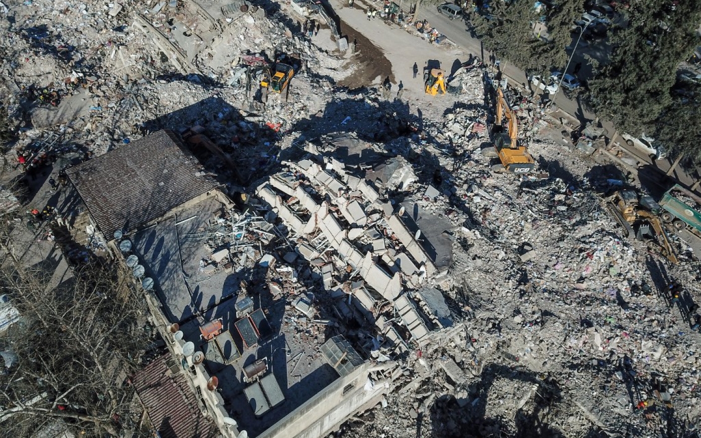 Vue aérienne des bâtiments effondrés lors de l’opération de sauvetage Kahramanmaraş, l’épicentre du premier tremblement de terre, dans le sud-est de la Turquie, le 13 février 2023 (AFP/Ozan Kose)