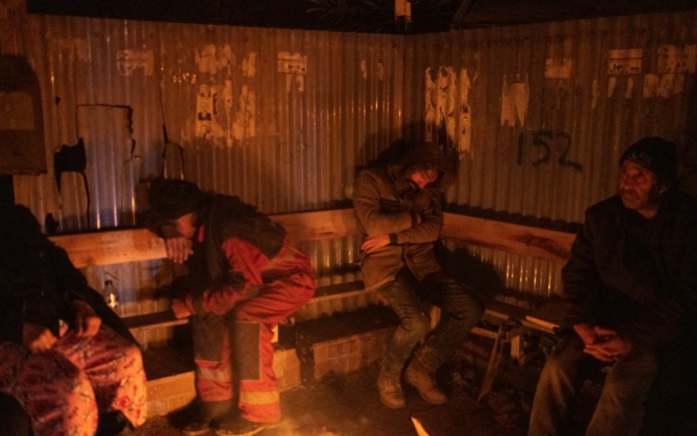 Le mauvais temps qui plane sur l’Anatolie complique la tâche des secours et rend le sort des rescapés plus amer encore, grelottant sous des tentes ou autour de braseros improvisés (AFP/Bulent Kilic)