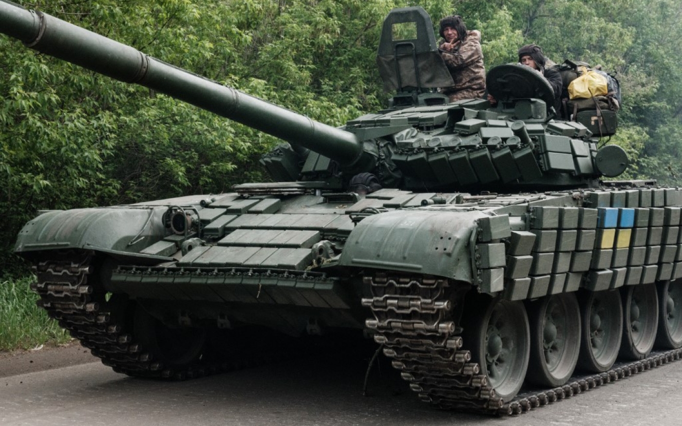Un char ukrainien près de la ville orientale de Bakhmout, le 15 mai 2022 (AFP)