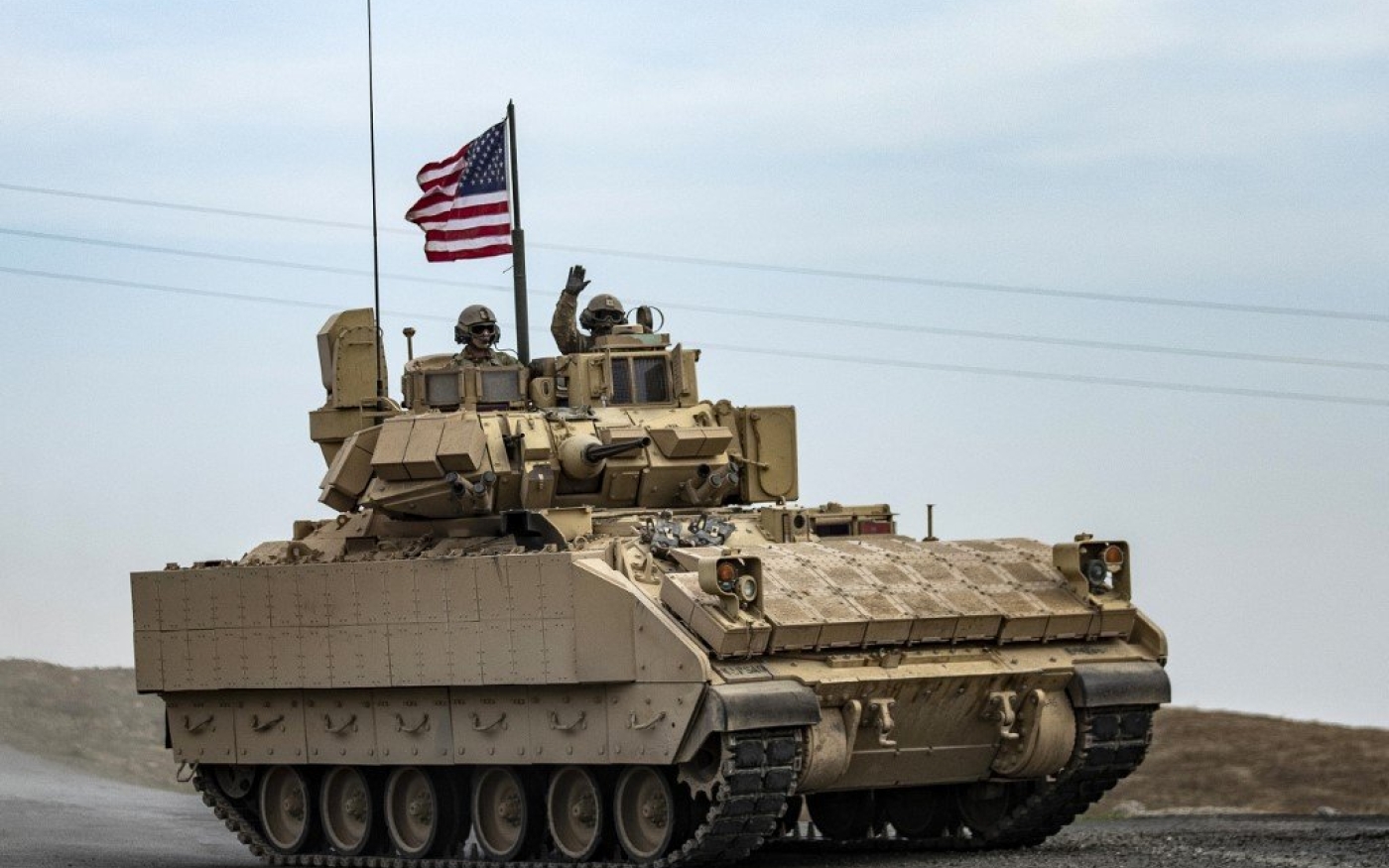 Des soldats américains patrouillent dans une zone proche de la frontière entre la Syrie et l’Irak, le 12 janvier 2021 (AFP)