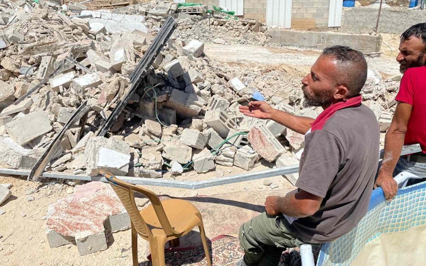 Asharaf Mahmoud Amour inspecte les ruines de sa maison dans le village cisjordanien de Letwani (MEE/David Hearst)