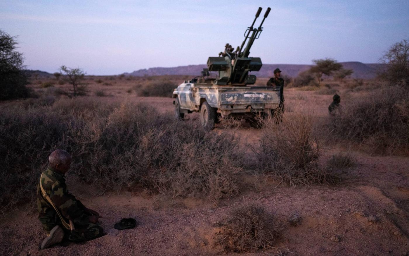 Un soldat du Front Polisario prie lors d’un exercice de tir, près de Mehaires, au Sahara occidental (AP/Bernat Armangue)