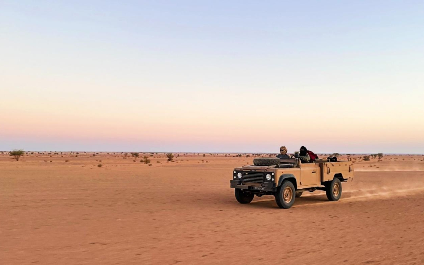 Des combattants du Front Polisario parcourent le désert à vive allure (MEE/Daniel Hilton)