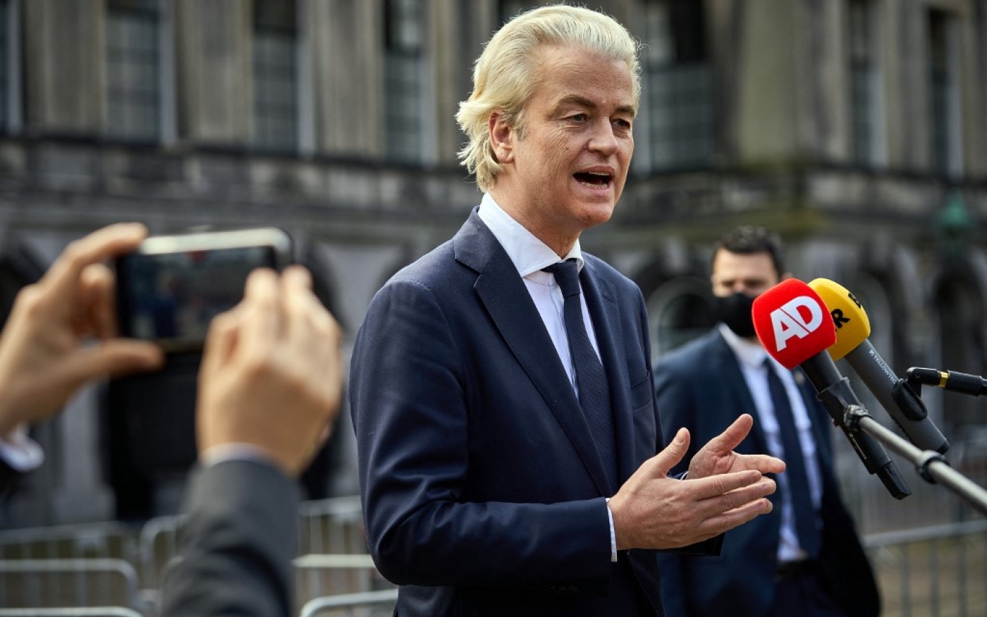 Le leader du PVV Geert Wilders s’adresse aux médias à La Haye, le 22 mars 2021 (AFP)