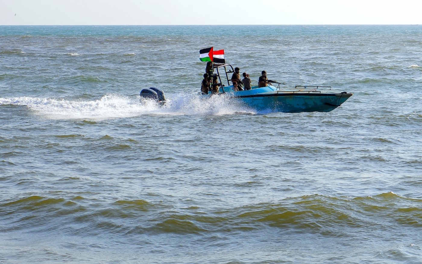 Des garde-côtes yéménites affiliés aux Houthis patrouillent en mer Rouge, le 4 janvier 2024 (AFP)