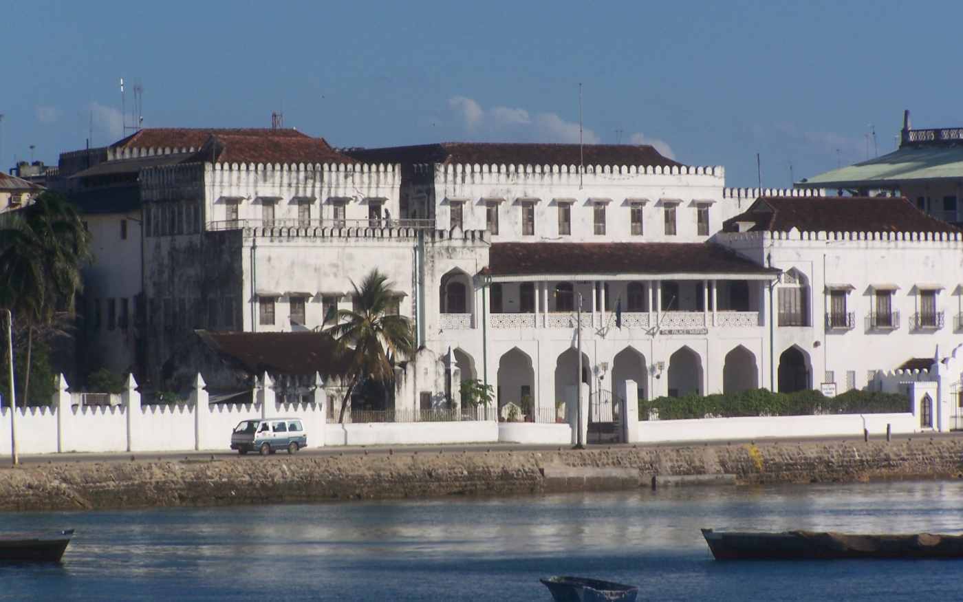 Le Palais du sultan, un des principaux bâtiments historiques de Stone Town, vieux quartier de Zanzibar (Wikimedia Commons)