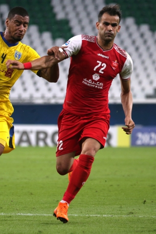 Persepolis forward Issa Alekasir vies for the ball with Al-Taawoun defender Iago Santos during the AFC Champions League group match on September 18 2020 (AFP)