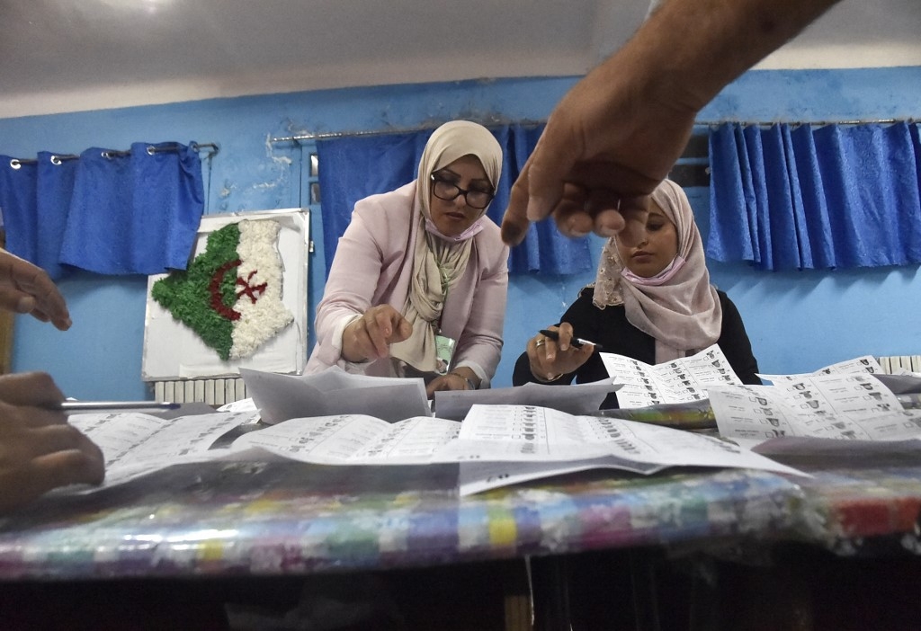 Le 27 novembre, les Algériens choisiront à la fois les élus des assemblées municipales et des assemblées départementales (AFP/Ryad Kramdi)