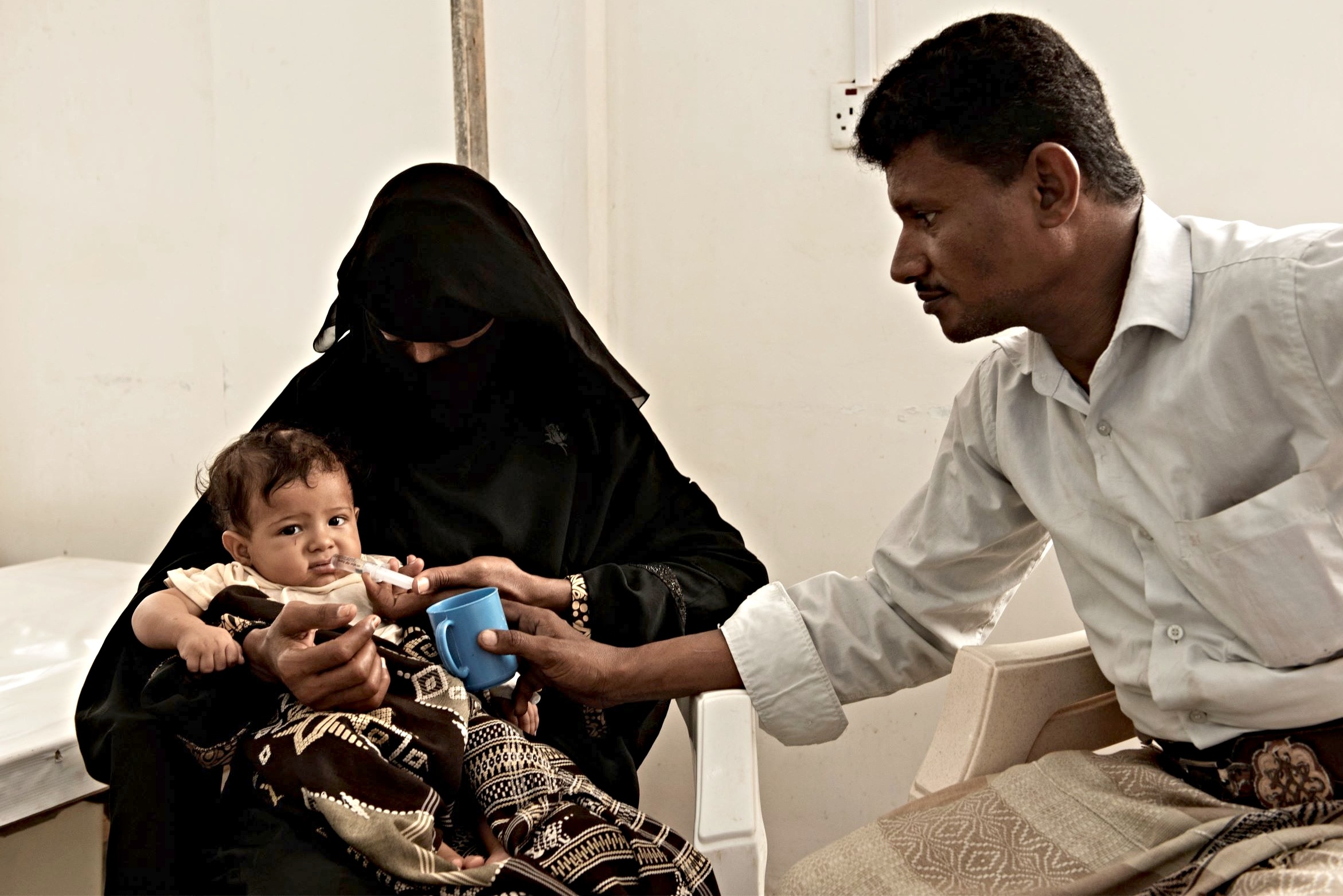 Mother holds child in Hodeidah, Yemen (Alessio Romenzi)
