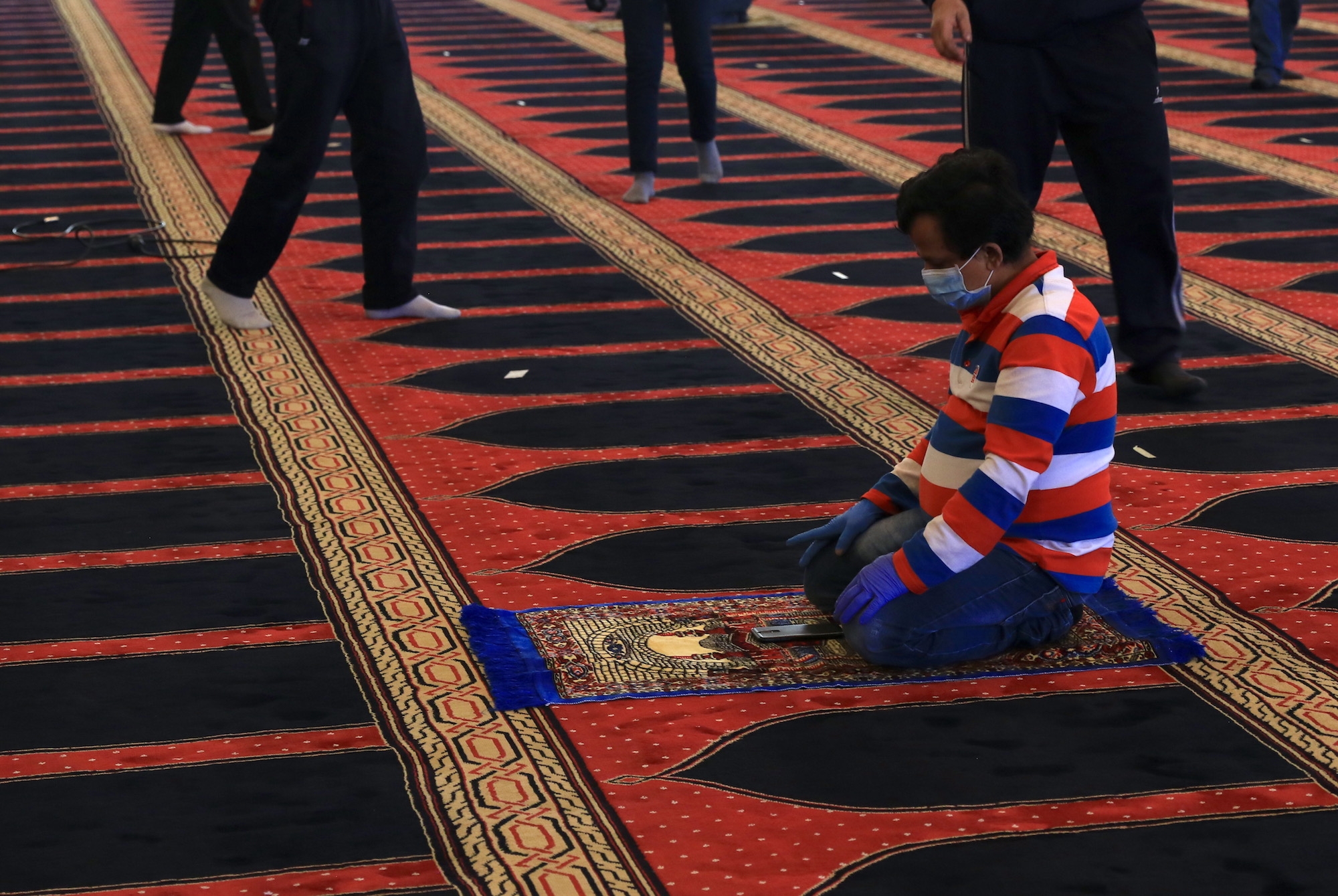Beirut mosque praying man coronavirus