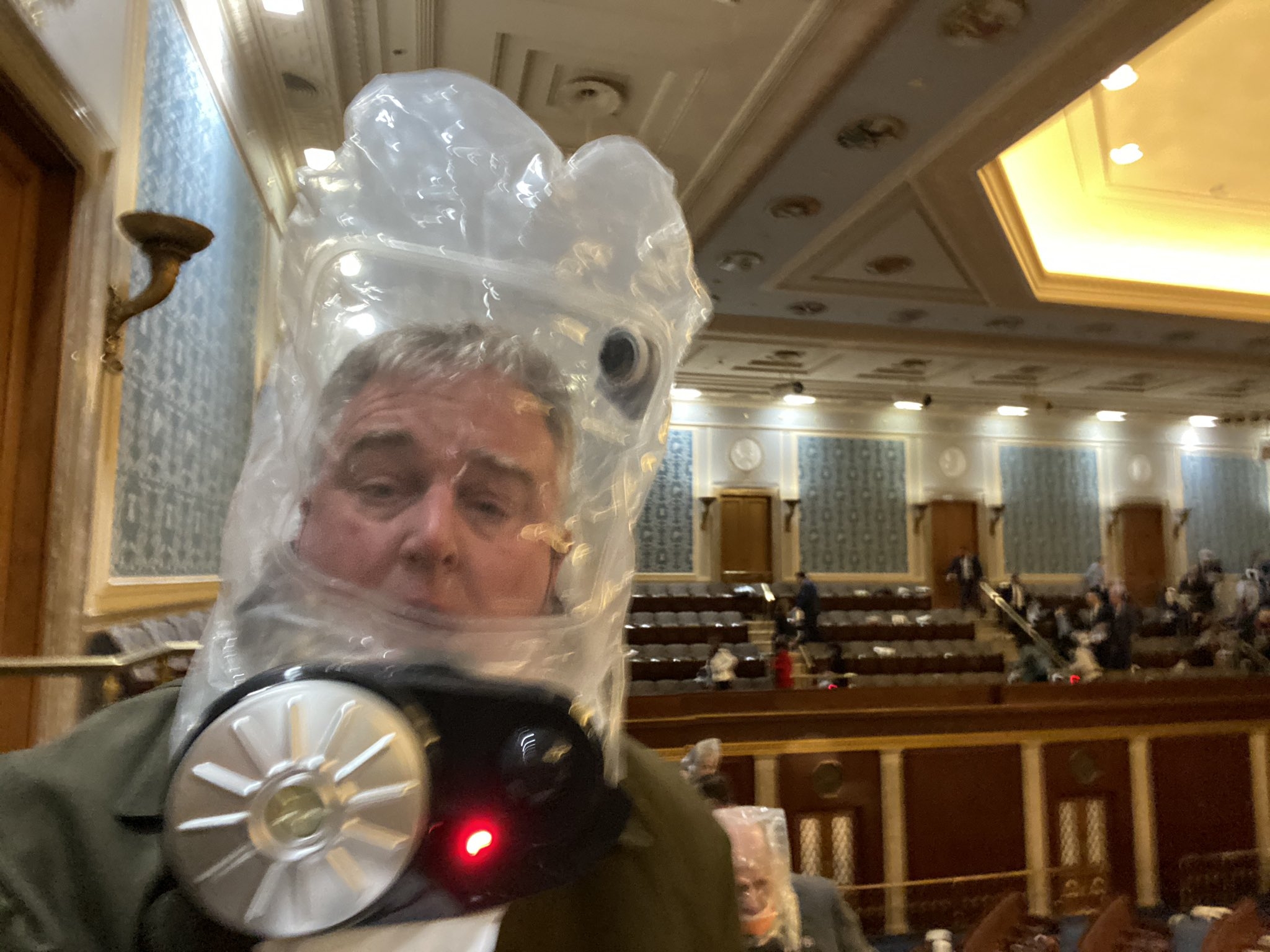 Le représentant du Maryland David Trone a publié plusieurs photos de lui portant un masque à gaz  (Twitter/@RepDavidTrone)