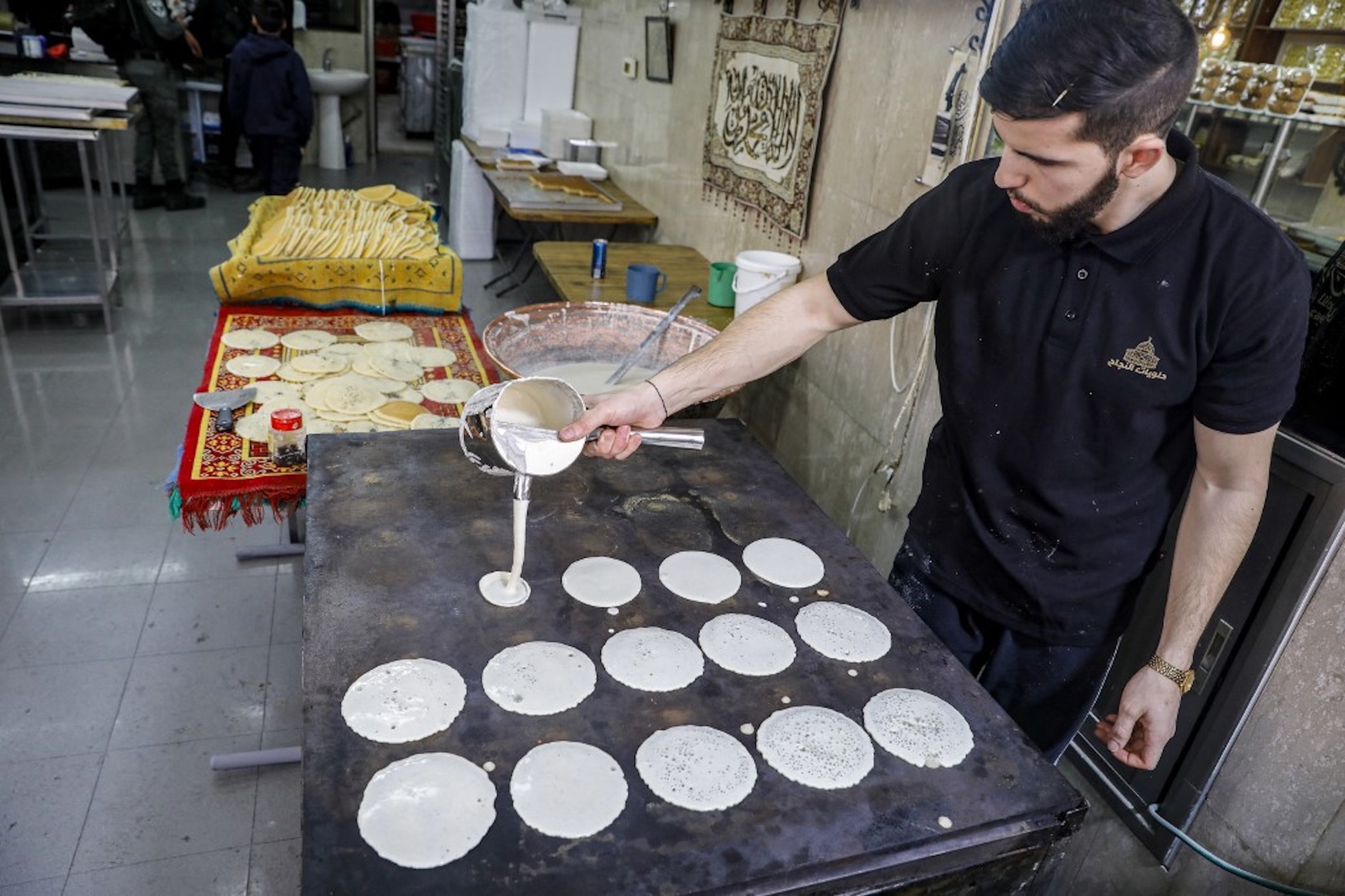 JÉRUSALEM. Un chef palestinien prépare des qatayefs, boulettes traditionnelles préparées par les vendeurs de rue ainsi que par les ménages du Levant et de l’Égypte pendant le Ramadan, dans un magasin de la vieille ville de Jérusalem le 12 avril 2021 (AFP)