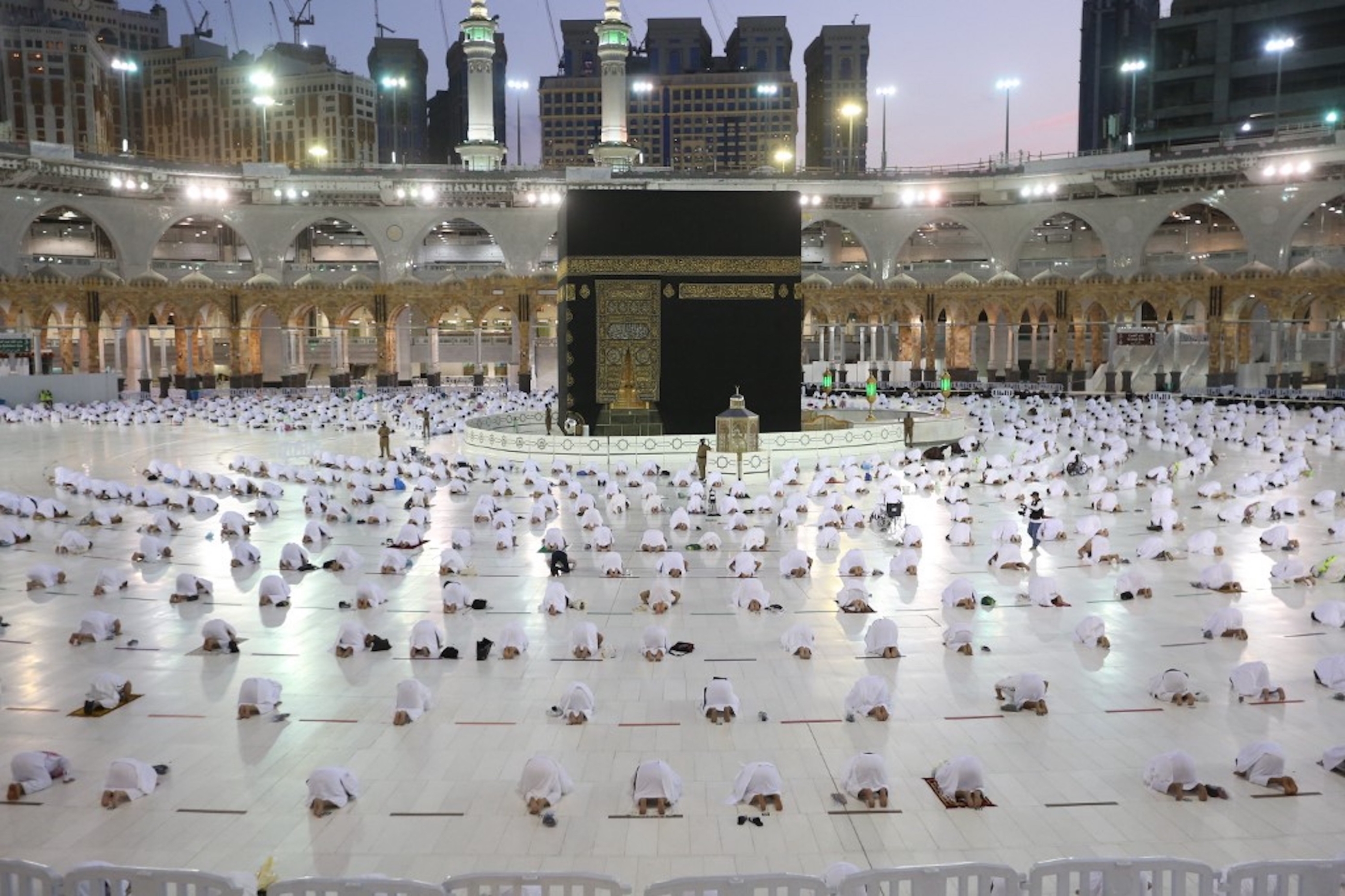 ARABIE SAOUDITE. Les fidèles musulmans prient autour de la Kaaba, le sanctuaire le plus sacré du complexe de la grande mosquée de la ville saoudienne de La Mecque, le 13 avril 2021 (AFP)