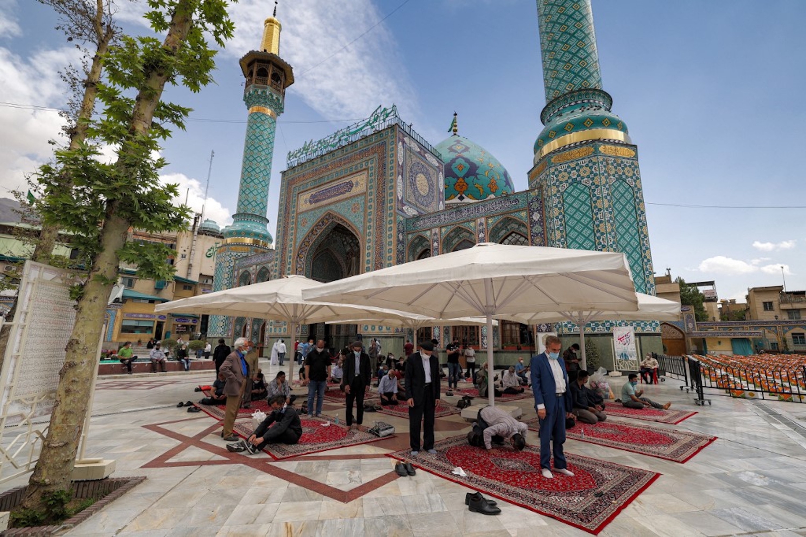 IRAN. Des fidèles prient devant le sanctuaire de l’Imamzadeh Saleh, dans le district de Shemiran, à Téhéran, le 14 avril 2021 (AFP)