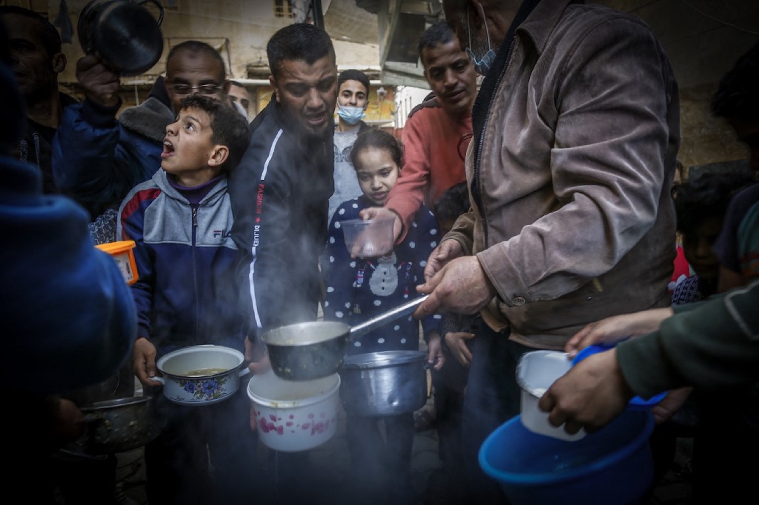 BANDE DE GAZA. Un Palestinien distribue de la soupe aux personnes dans le besoin à Gaza le 14 avril 2021 (AFP)