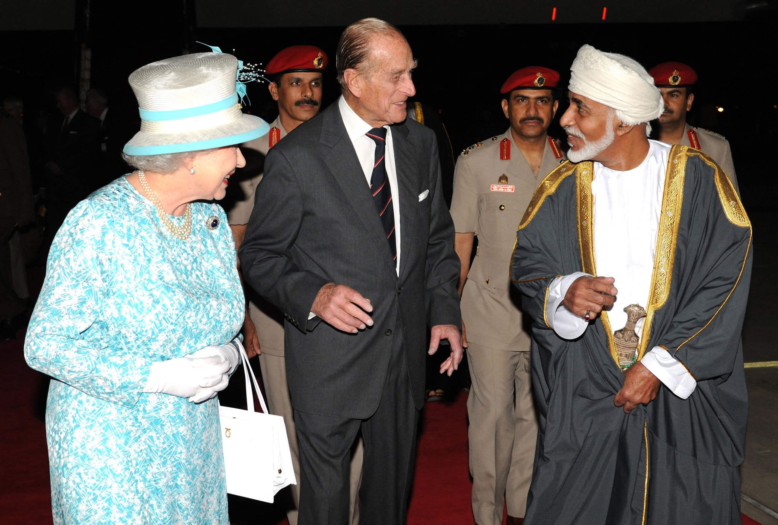 L’ancien sultan d’Oman, Qabous ben Said, accueille la reine britannique Elizabeth II et son mari le prince Philip à Mascate en novembre 2010 (AFP)