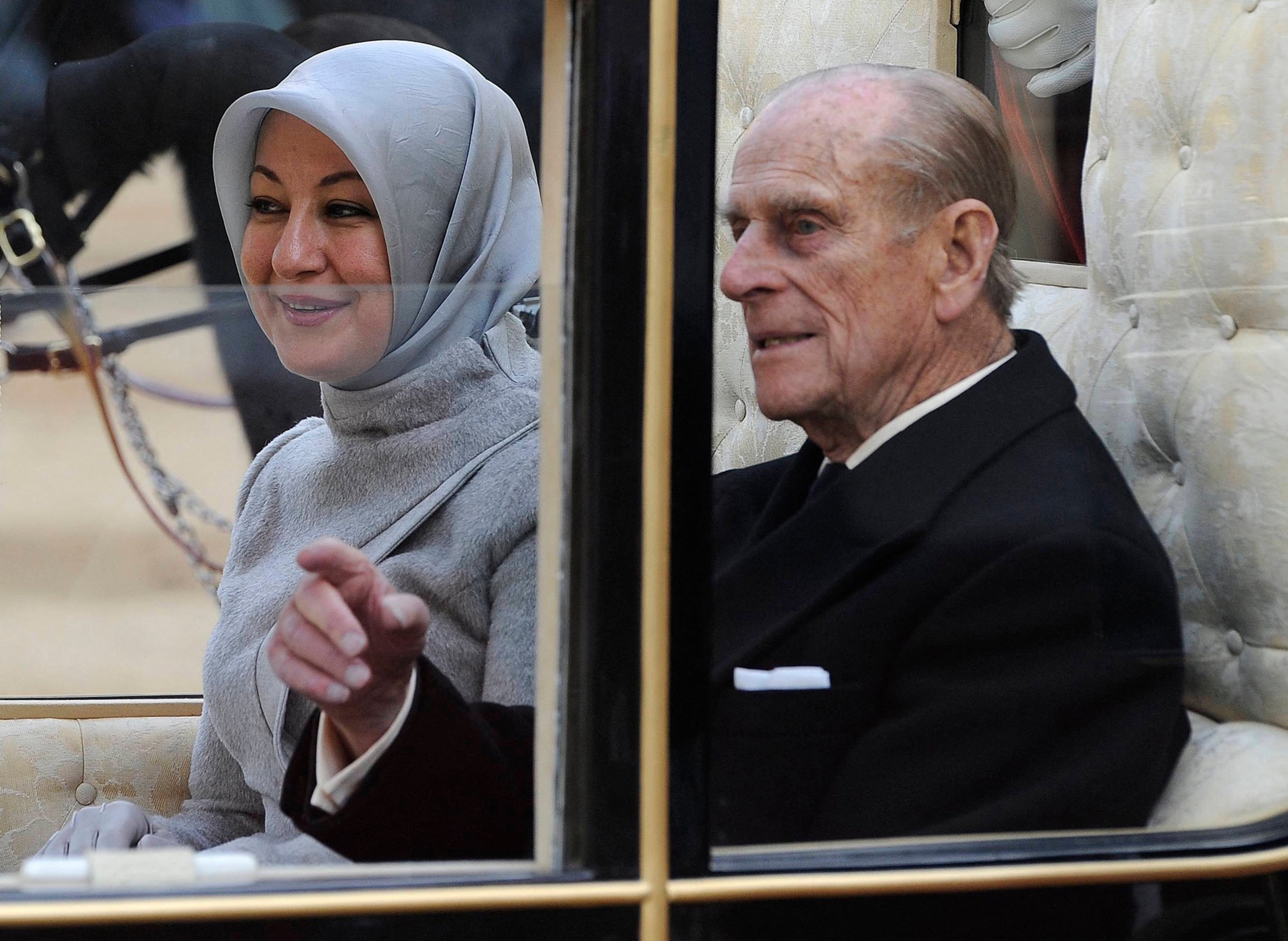 Le prince Philip accompagne Hayrünnisa Gül, l’épouse de l’ancien président turc Abdullah Gül, alors qu’ils se rendent au palais de Buckingham à Londres en novembre 2011 (AFP)