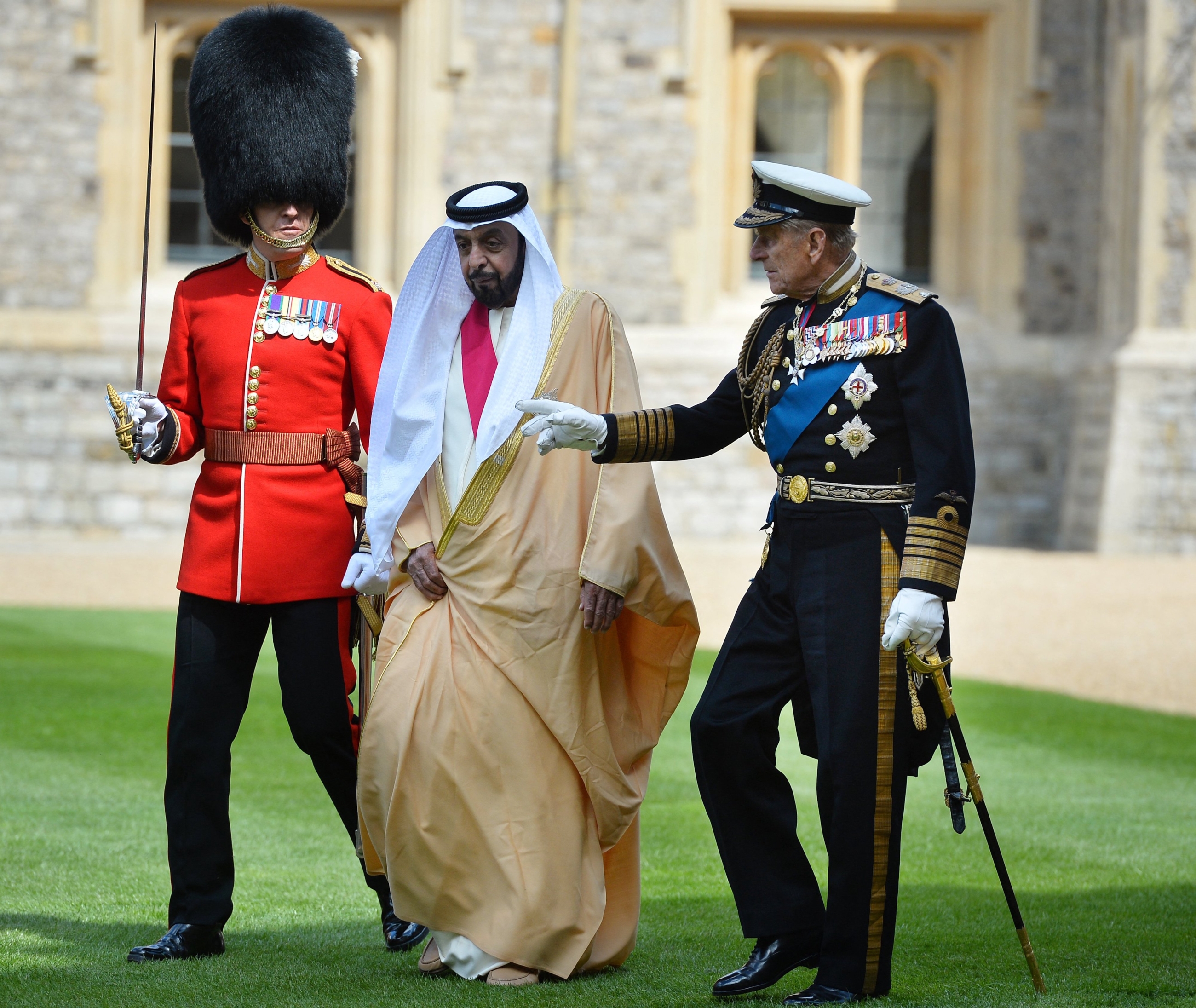 Le prince Philip et le président émirati Khalifa ben Zayed al-Nahyan inspectent les membres du 1er bataillon de gardes gallois lors d’une cérémonie de bienvenue dans le parc du château de Windsor en 2013 (AFP)