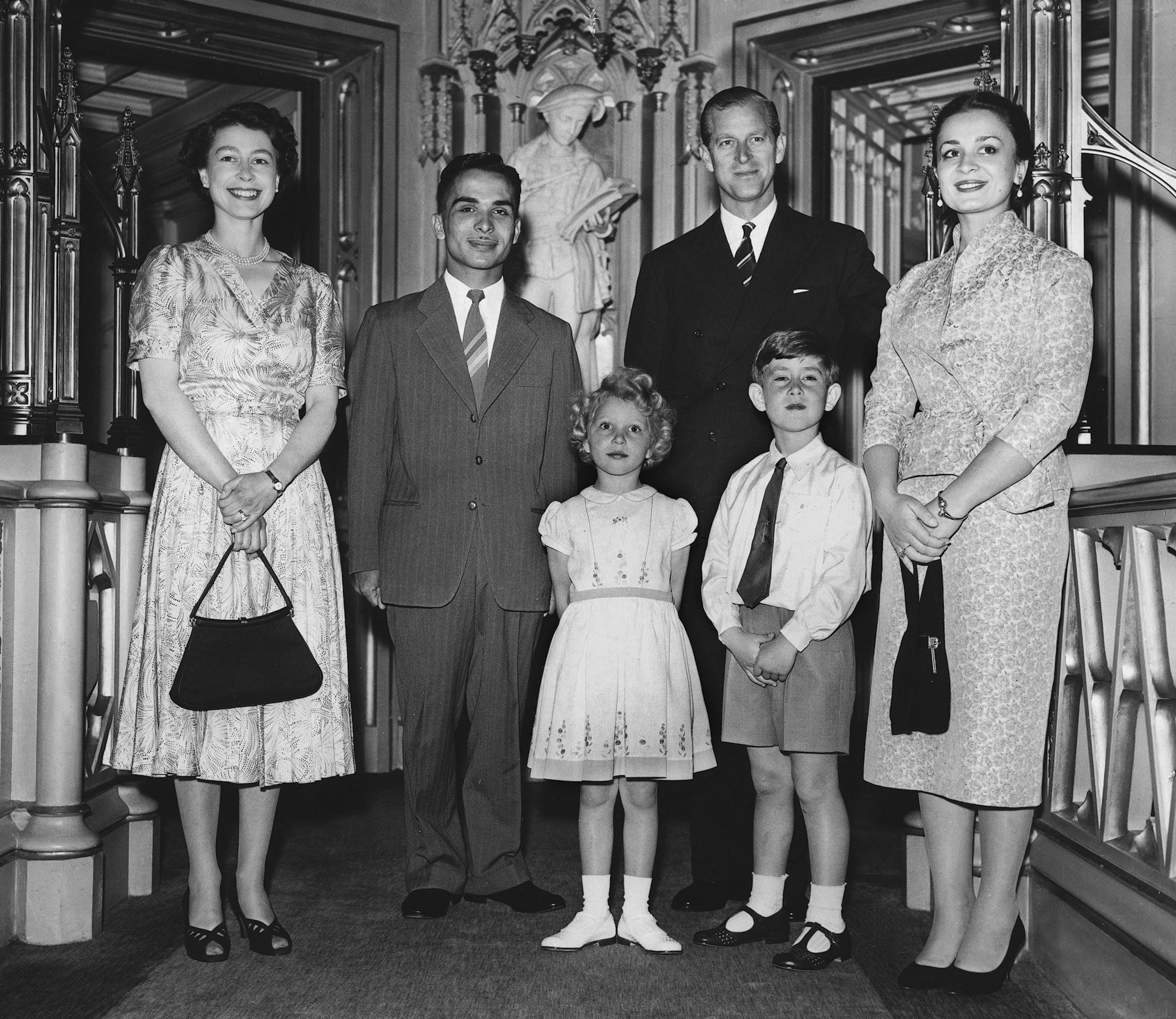 Le roi Hussein de Jordanie (deuxième en partant de la gauche) et son épouse la reine Dina (à droite) en lune de miel en Grande-Bretagne, posent avec la reine Elizabeth II (à gauche), le prince Philip (deuxième en partant de la droite), le prince Charles et la princesse Anne en juin 1955 au château de Windsor (AFP)