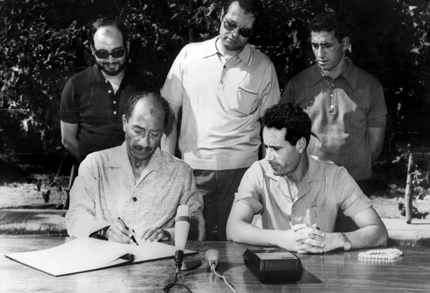 Anouar al-Sadate avec le guide libyen Mouammar Kadhafi, lors de la conclusion, le 29 août 1973 au Caire, d’un nouvel accord préalable à la création d’un État unifié égypto-libyen. (AFP)
