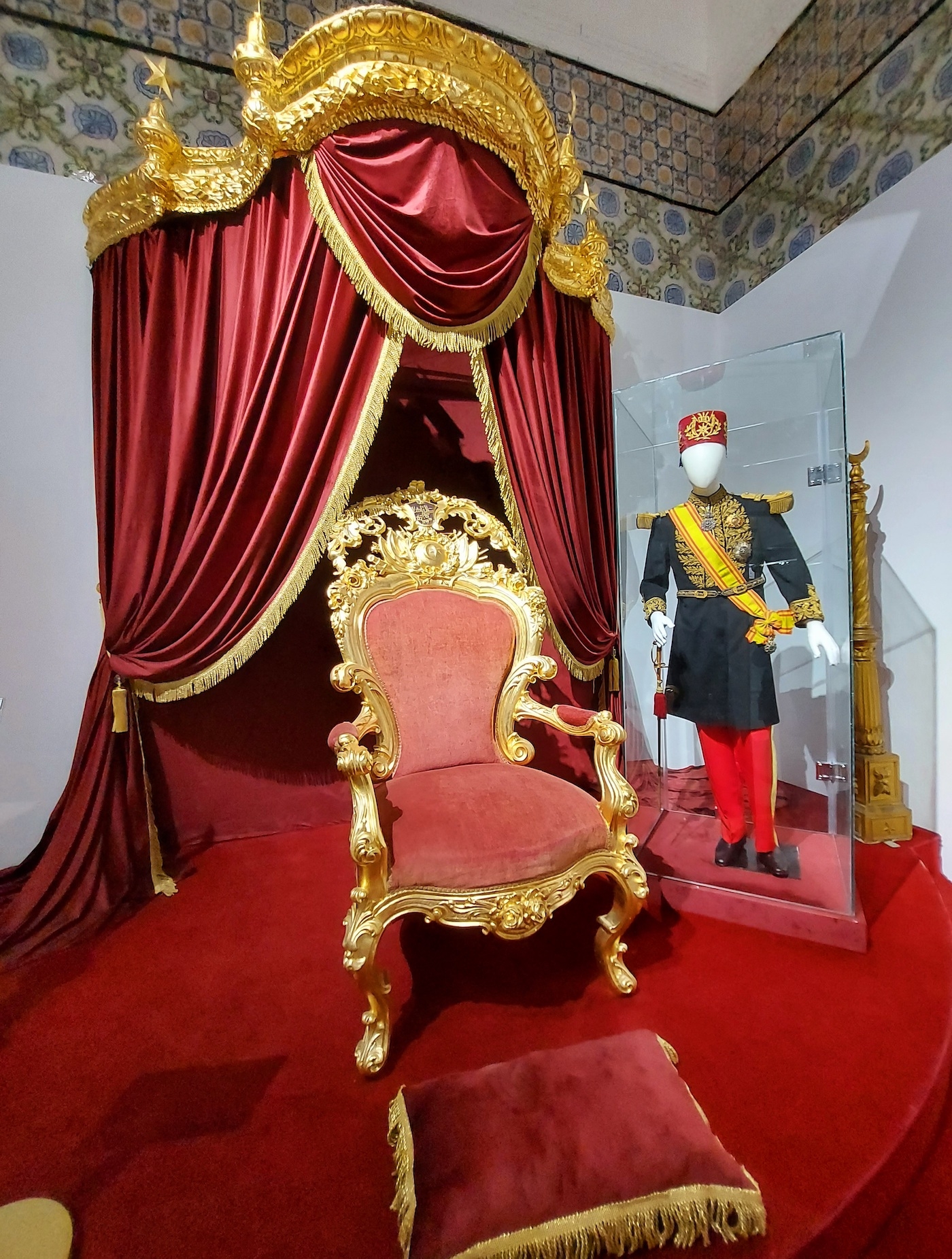 Le trône et le costume officiel (MEE/Ahlem Mimouna)