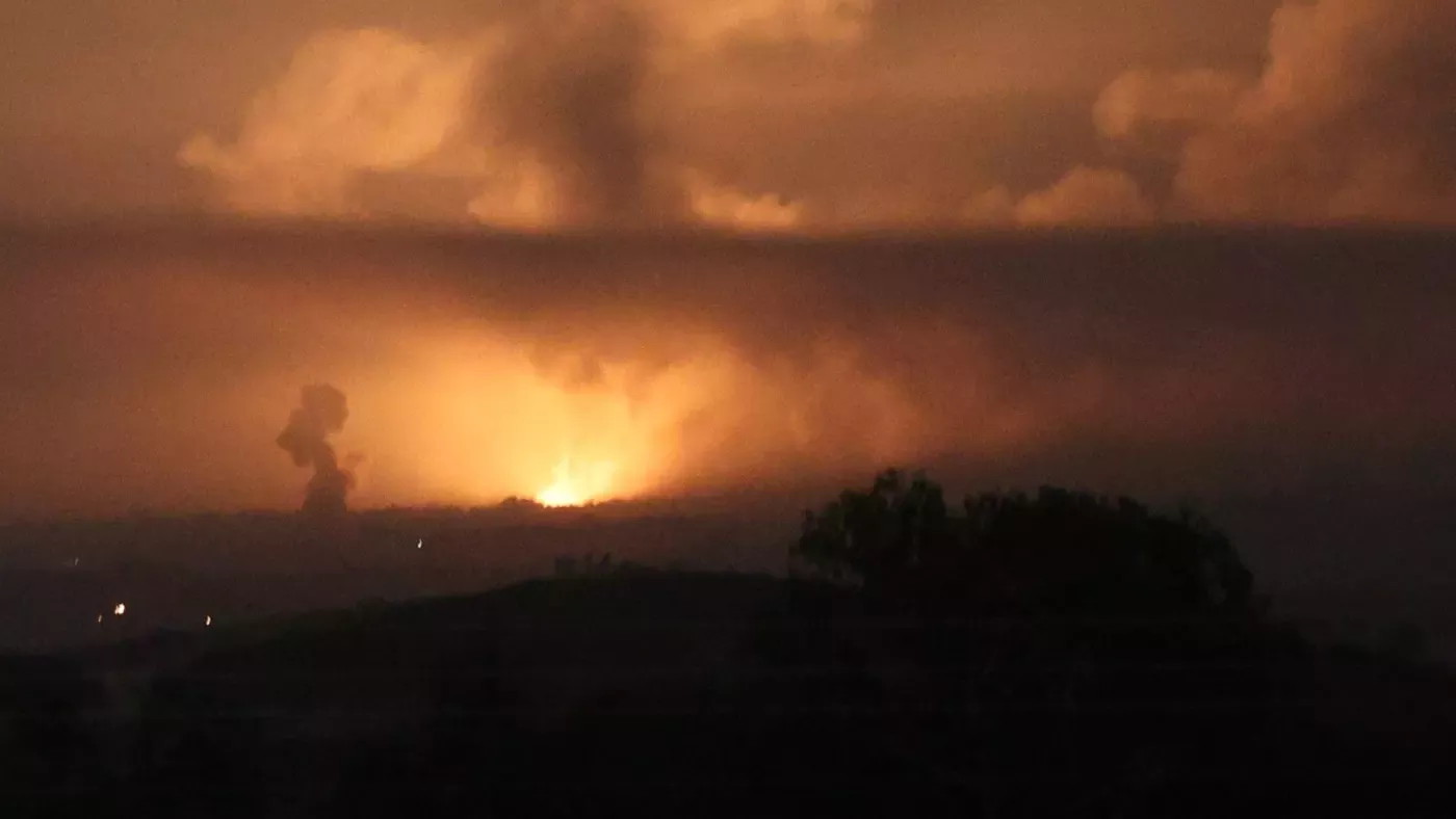 Vue d'une explosion à Gaza, vue depuis Sderot, dans le sud d'Israël, le 27 octobre (Reuters)
