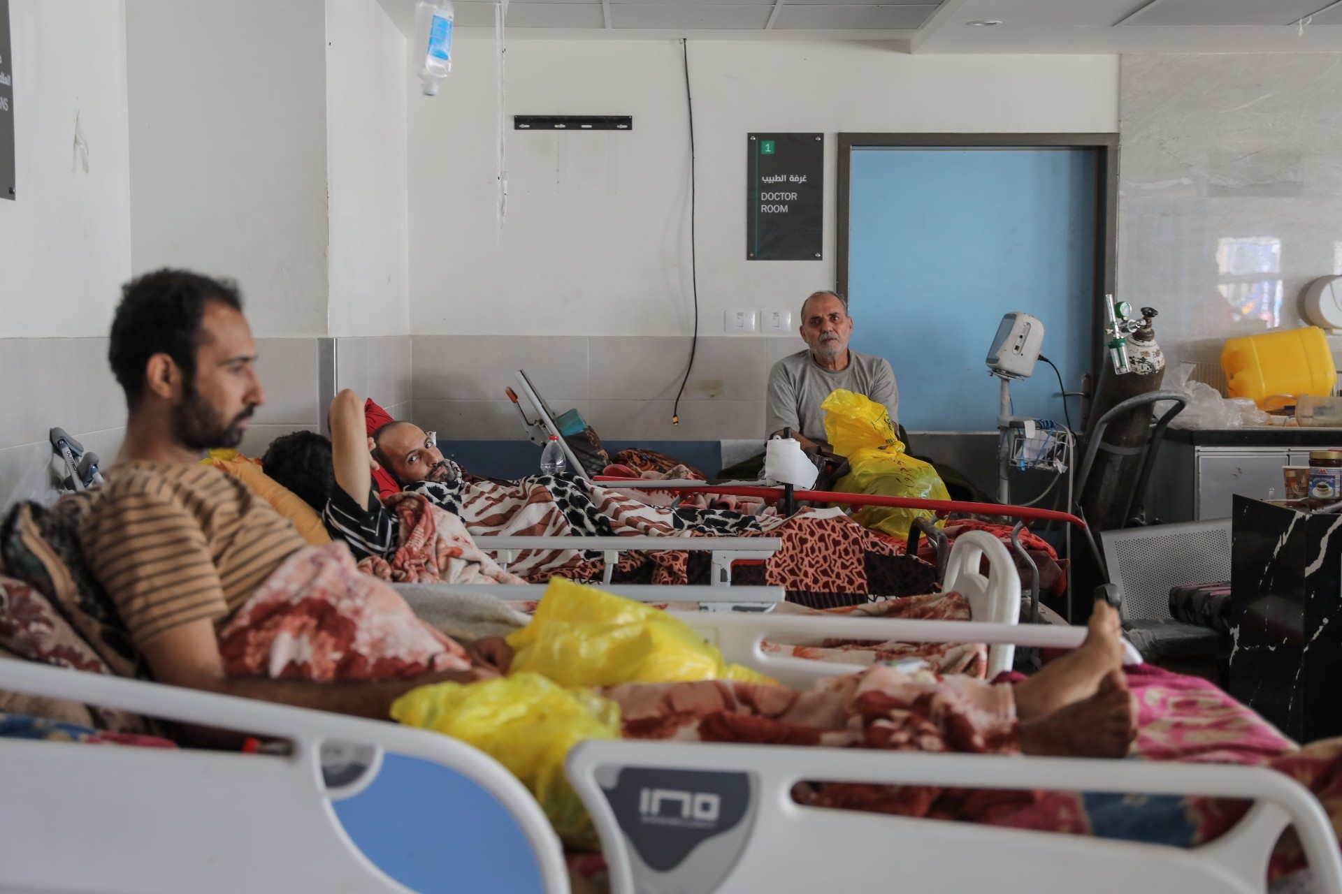 Wounded civilians on hospital beds at al-Shifa medical complex on 24 November 20233 (MEE)