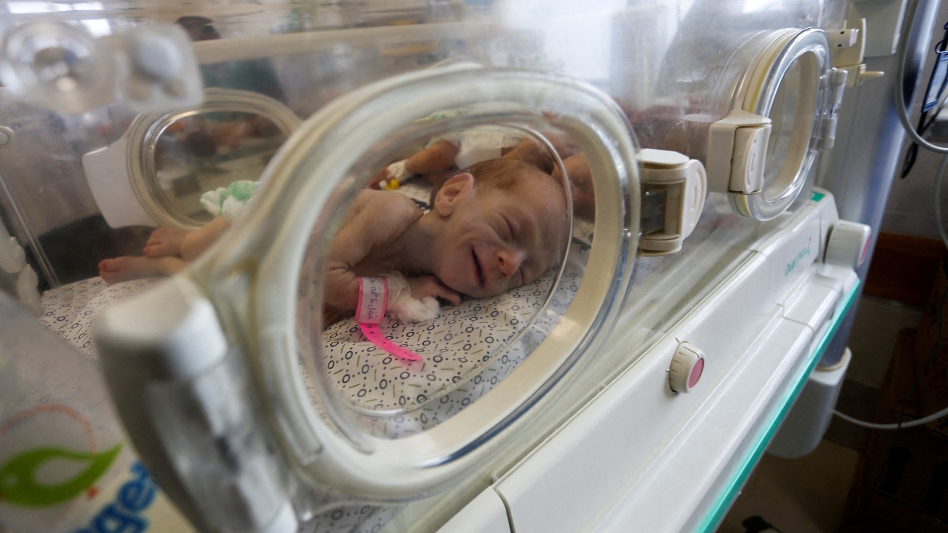 Dimanche 19 novembre, les 31 bébés prématurés qui se trouvaient encore dans l’hôpital al-Chifa de Gaza ont été évacués vers l’Égypte. L’annonce de la mort de plusieurs prématurés dans le même hôpital la semaine dernière, à la suite de l’arrêt des couveuses, avait provoqué un véritable choc (Reuters)