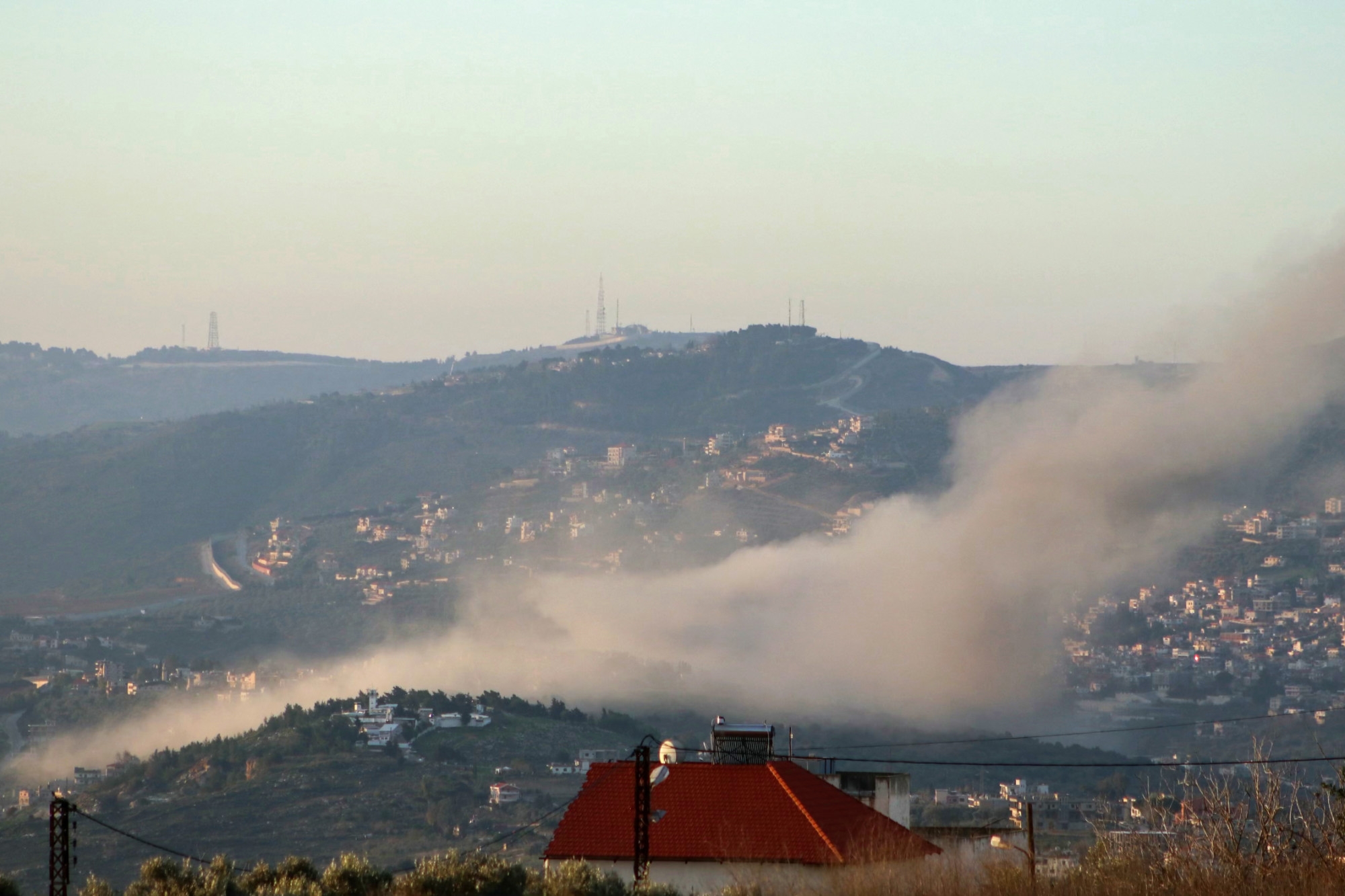 De la fumée s’échappe à la suite d’une frappe aérienne israélienne dans le sud du Liban, près de la frontière avec Israël, le 9 janvier 2024 (AFP/Rabid Daher)